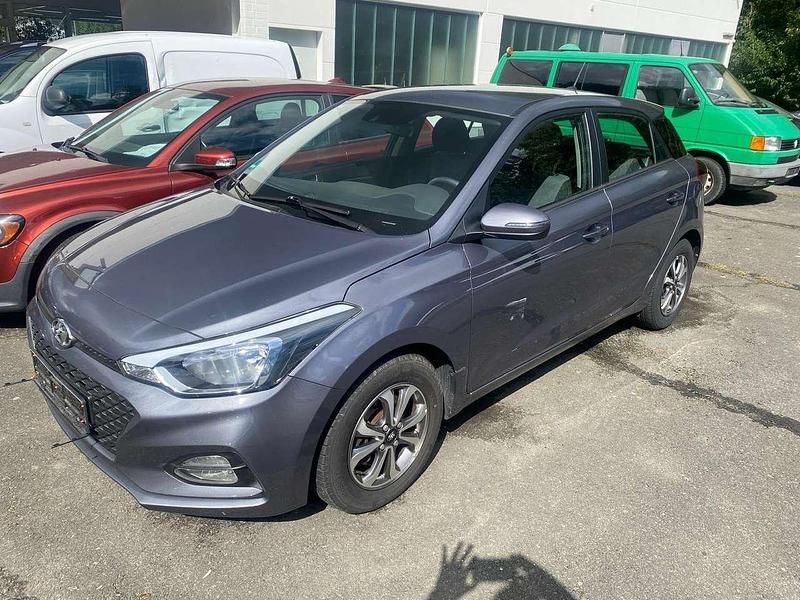 Gebraucht Hyundai i20 Trend 101 PS (74 kW) 2019 Grau Limousine