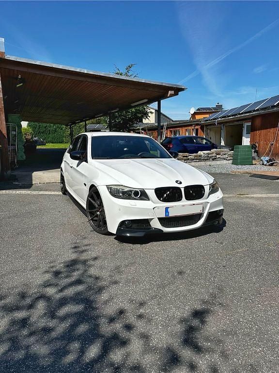 Weiß Gebraucht 2008 BMW 325 Sport Line Limousine | 13.995 € - Bild 1/4