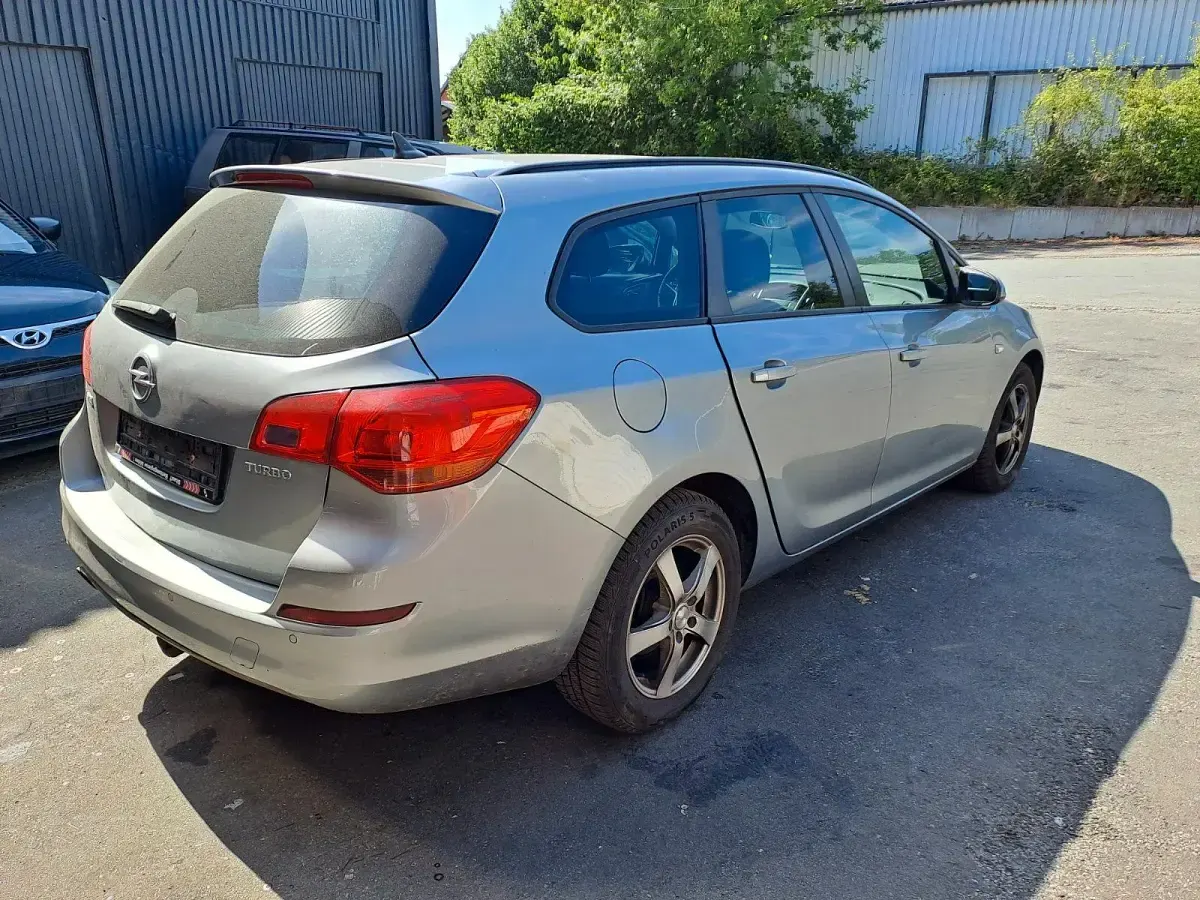 Gebraucht Opel Astra 140 PS (102 kW) 2011 Grau Kombi