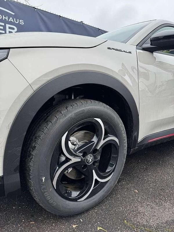 Neu Alfa Romeo Junior 145 PS (106 kW) 2025 Avorio scala metallic SUV