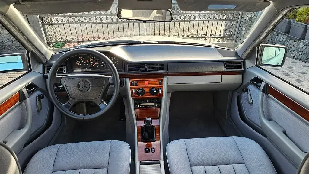Gebraucht Mercedes E200 75 PS (55 kW) 1995 Silber Limousine