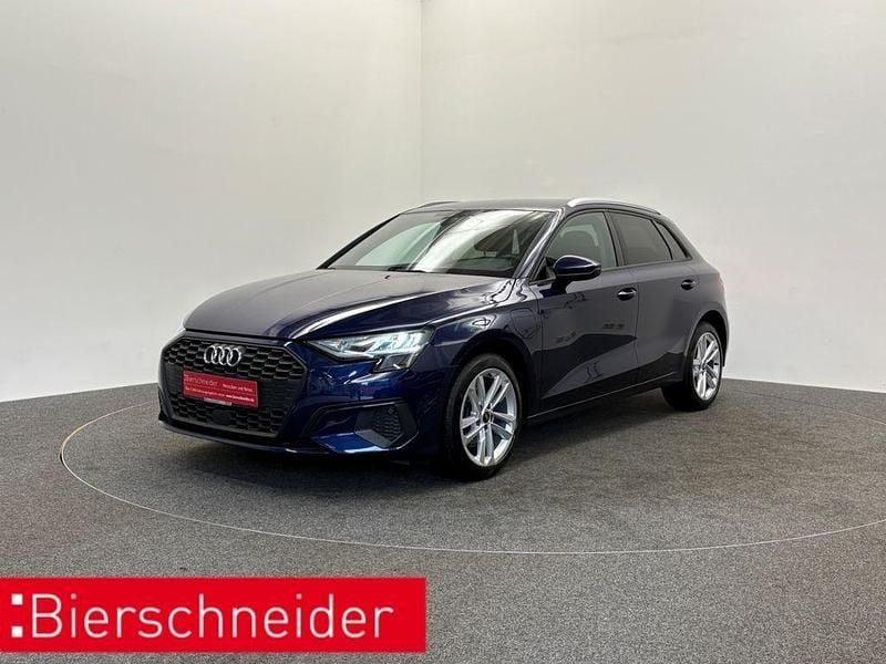 Blau Gebraucht 2022 Audi A3 Sportback e-tron Comfort Limousine | 22.950 € (Guter Preis) - Bild 1/4