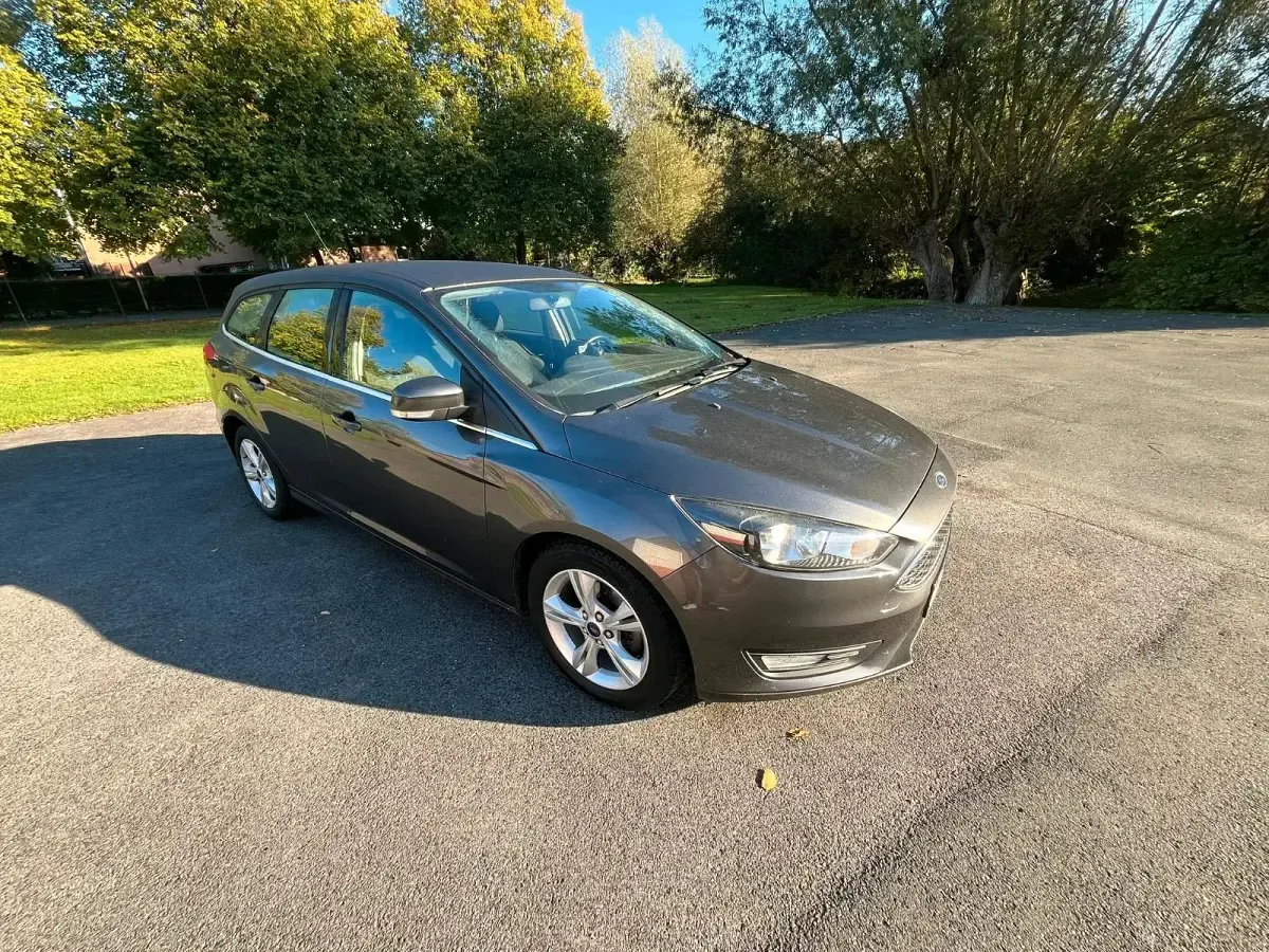 Gebraucht Ford Focus 125 PS (91 kW) 2016 Grau Kombi