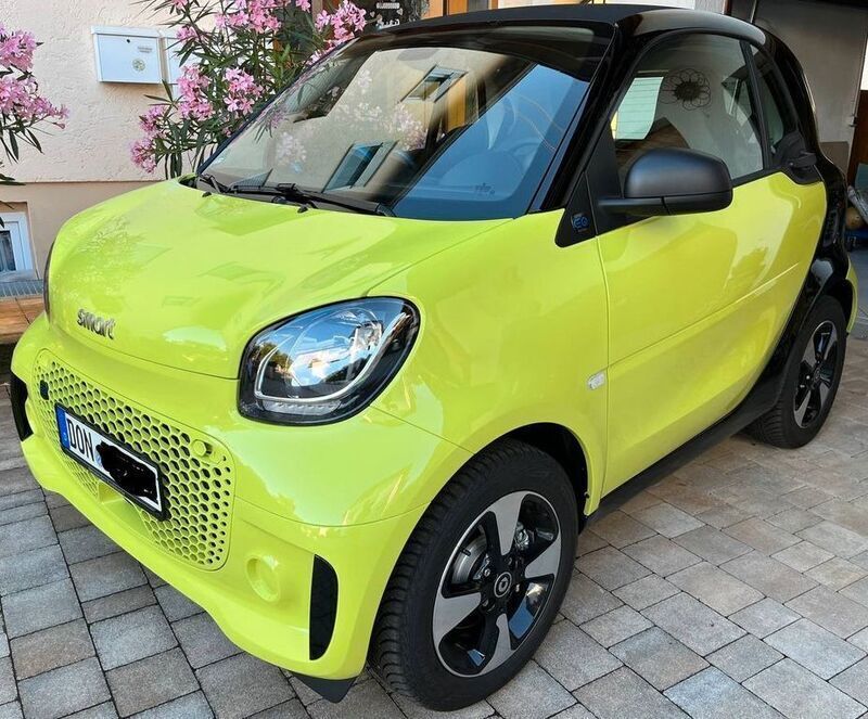 Grün Gebraucht 2023 Smart ForTwo Electric Drive Passion Coupé | 14.300 € (Etwas zu teuer) - Bild 1/4