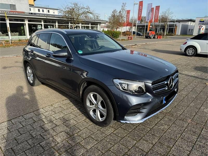 Grau Gebraucht 2016 Mercedes GLC250 AMG line SUV | 26.200 € (Etwas zu teuer) - Bild 1/4
