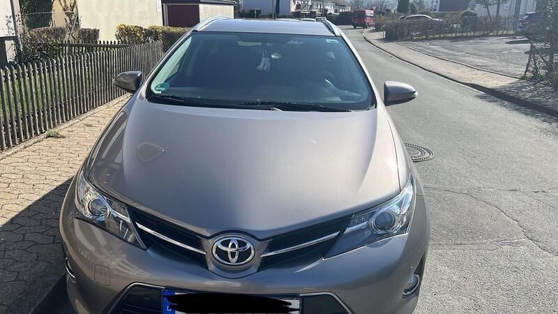 Andere außenfarben Gebraucht 2015 Toyota Auris Kombi | 10.500 € (Fairer Preis) - Bild 1/4