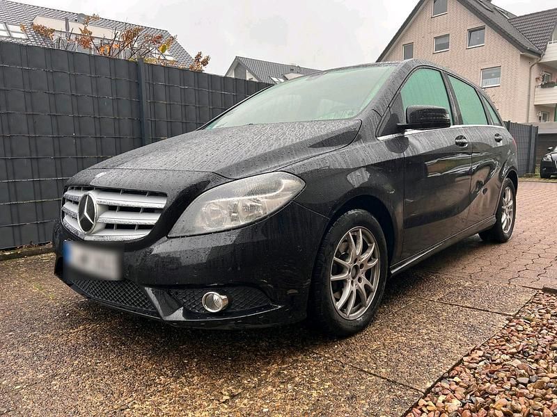 Schwarz Gebraucht 2012 Mercedes B180 Van / Kleinbus | 10.800 € (Fairer Preis) - Bild 1/4