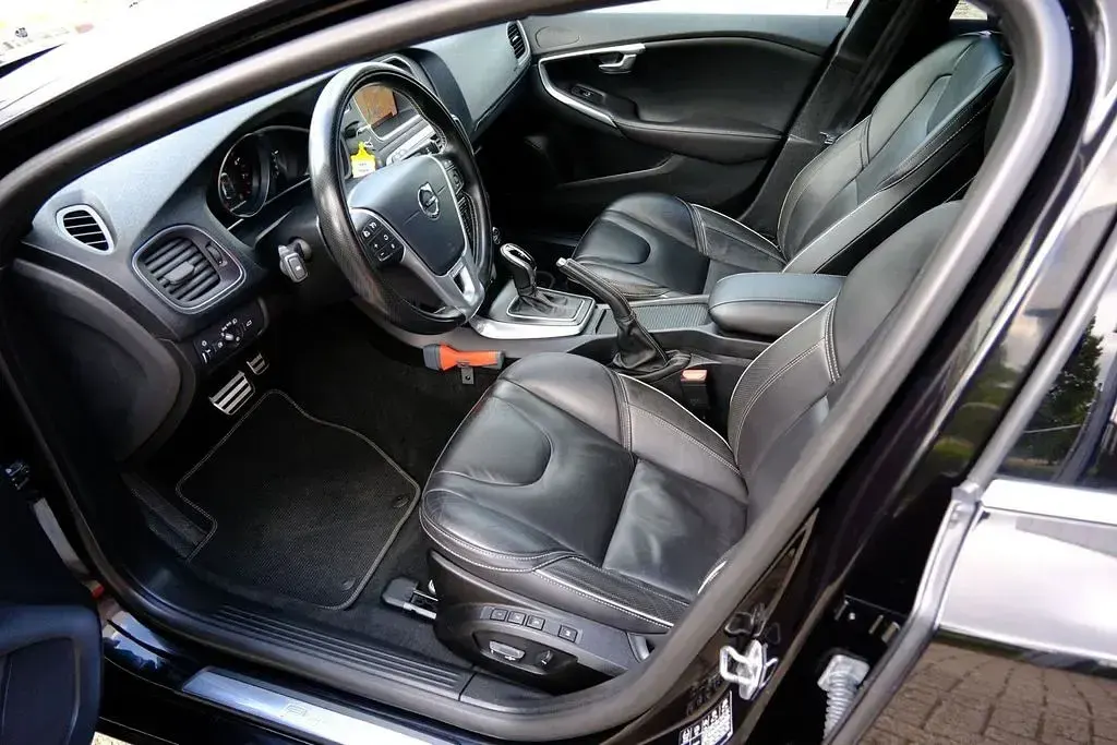 Gebraucht Volvo V40 152 PS (111 kW) 2019 Schwarz Limousine