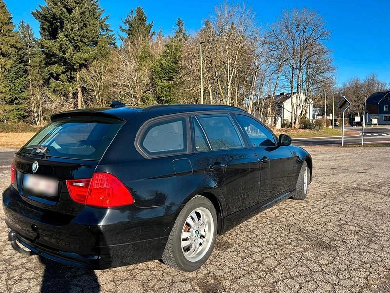 Gebraucht BMW 320 184 PS (135 kW) 2011 Schwarz Kombi