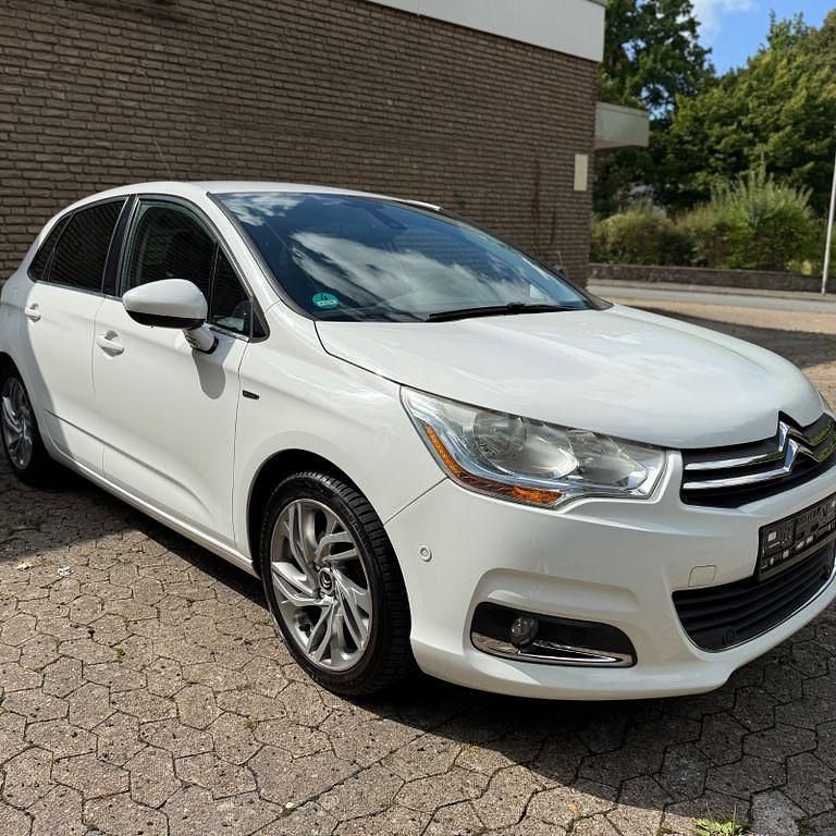 Weiß Gebraucht 2011 Citroën C4 Exclusive Limousine | 4.490 € - Bild 1/4