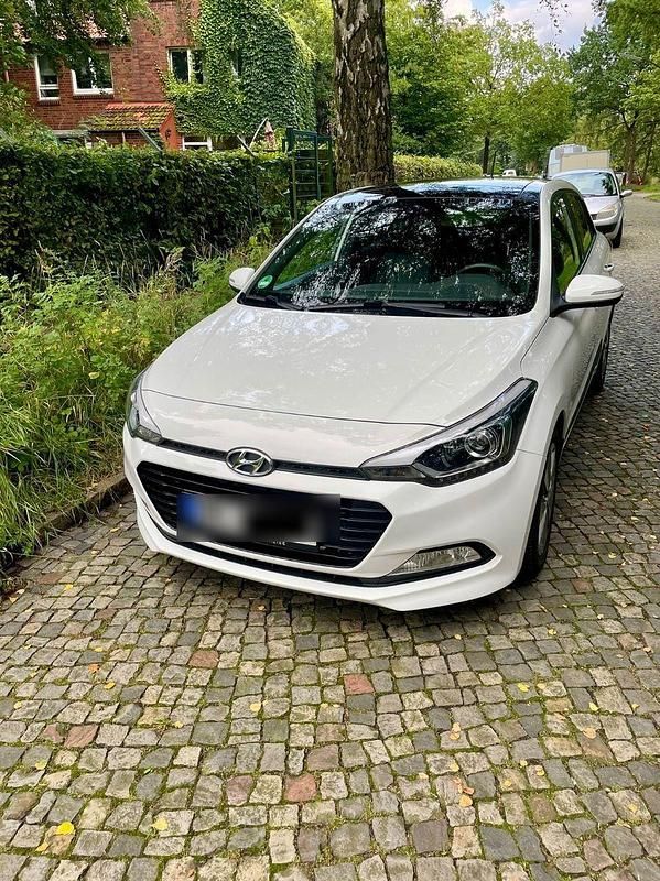 Weiß Gebraucht 2016 Hyundai i20 Passion Kleinwagen | 11.900 € (Fairer Preis) - Bild 1/4