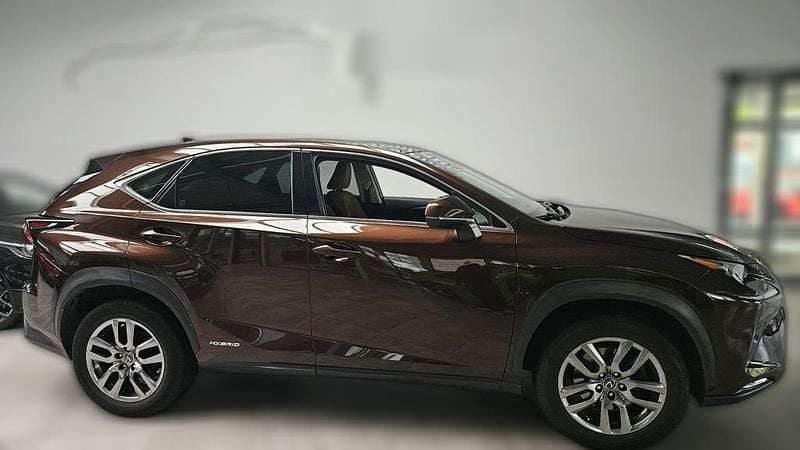 Braun metallic Gebraucht 2018 Lexus NX300 SUV | 29.050 € - Bild 1/4