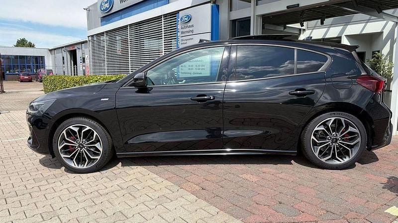 Gebraucht Ford Focus ST-Line X 155 PS (114 kW) 2022 Magnetic grau metallic Limousine