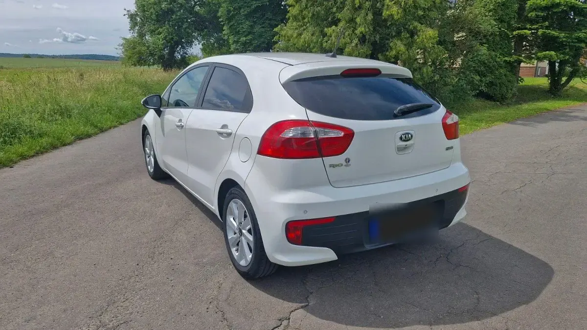 Gebraucht Kia Rio Premium 84 PS (61 kW) 2016 Weiß Kleinwagen