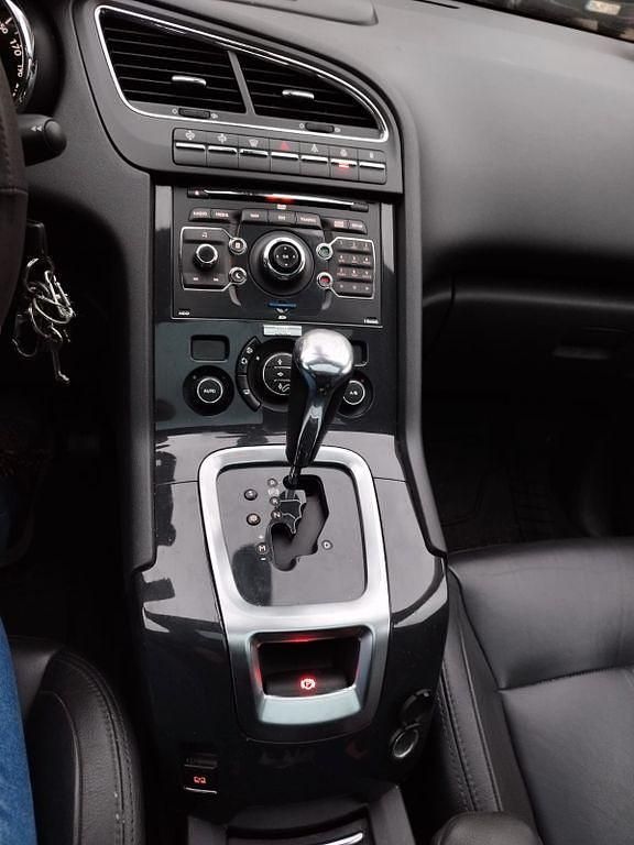 Grau Gebraucht 2011 Peugeot 5008 Business-Line Van / Kleinbus | 7.500 € (Fairer Preis) - Bild 1/4