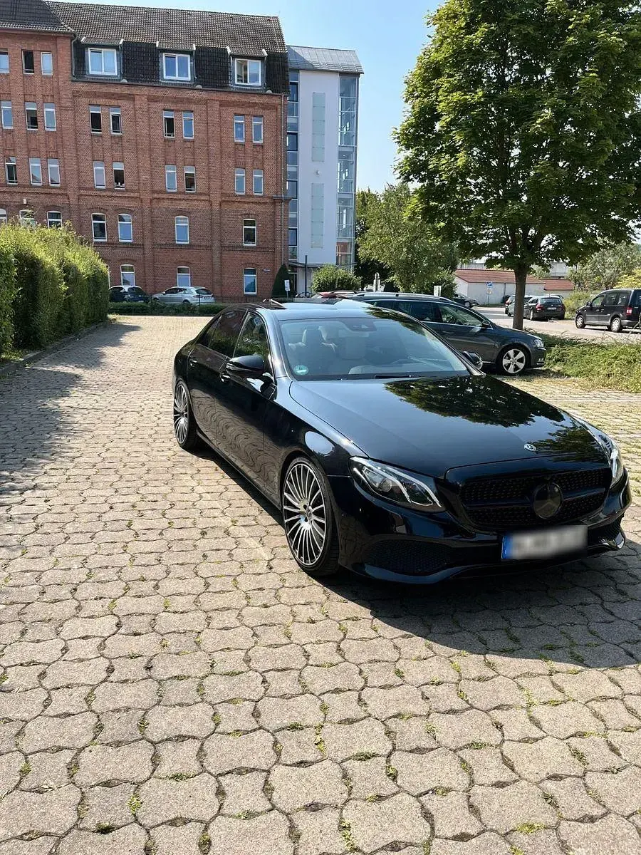 Gebraucht Mercedes E220 AMG 194 PS (142 kW) 2018 Schwarz Limousine