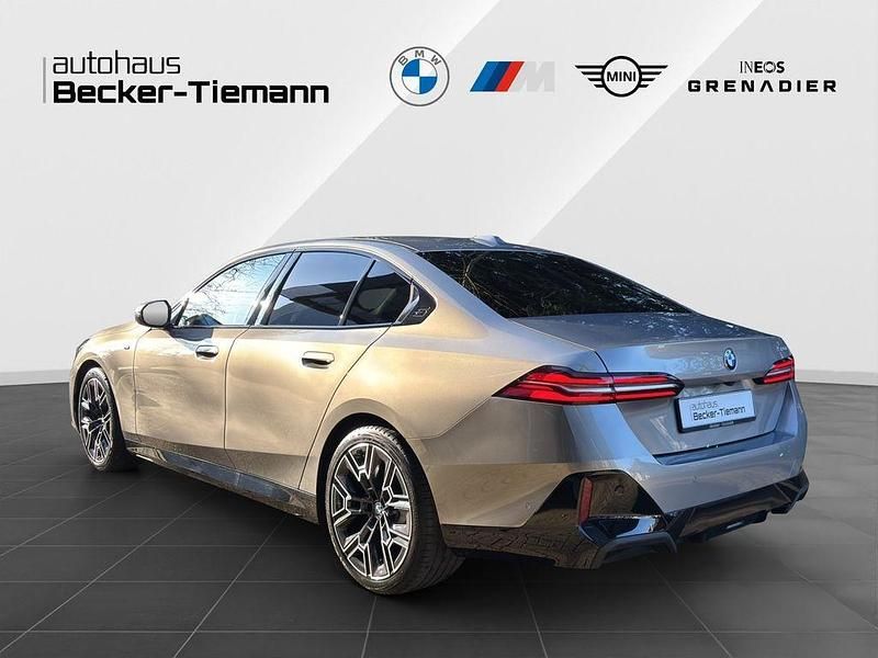 Gebraucht BMW 520 M Sport 197 PS (144 kW) 2025 Oxidgrau Limousine