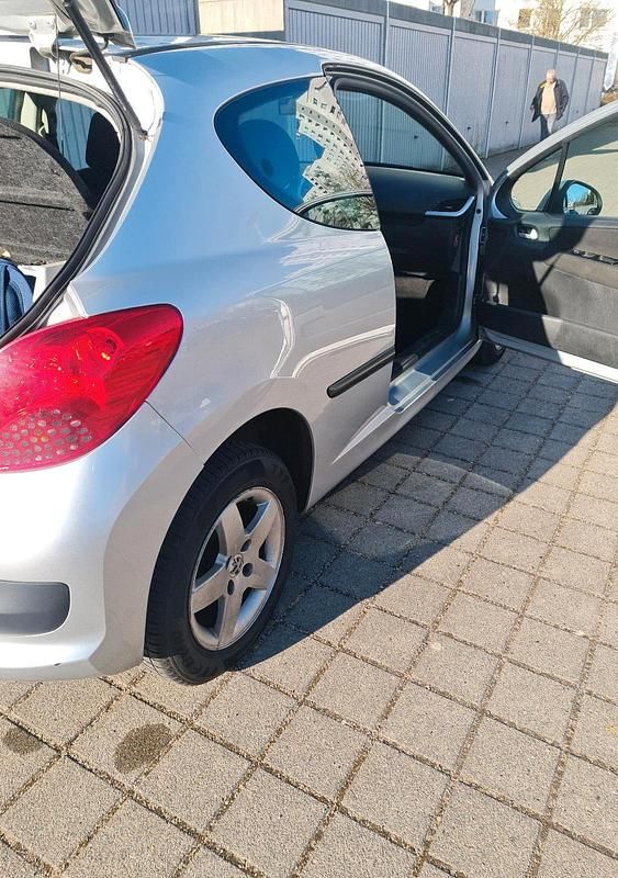 Gebraucht Peugeot 207 90 PS (66 kW) 2009 Grau Limousine