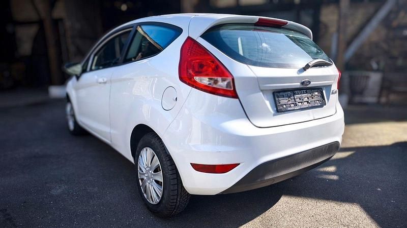 Gebraucht Ford Fiesta 60 PS (44 kW) 2012 Weiß Kleinwagen