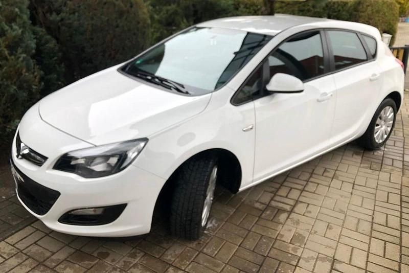 Gebraucht Opel Astra Selection 116 PS (85 kW) 2014 Weiß Limousine