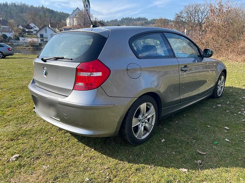 Gebraucht BMW 116 115 PS (84 kW) 2011 Grau Kleinwagen