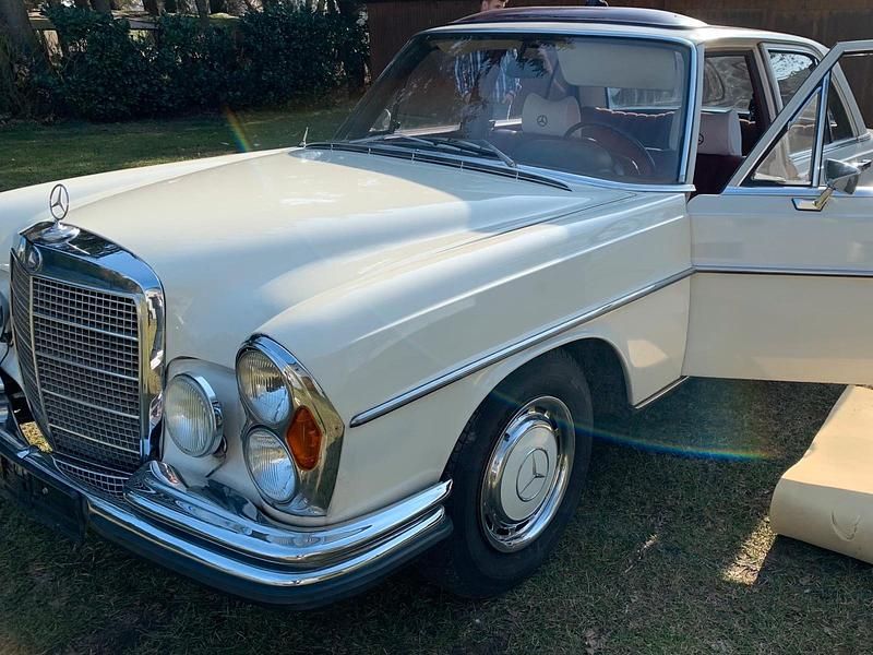Second-hand Mercedes 280 1972 Alb Berlinǎ