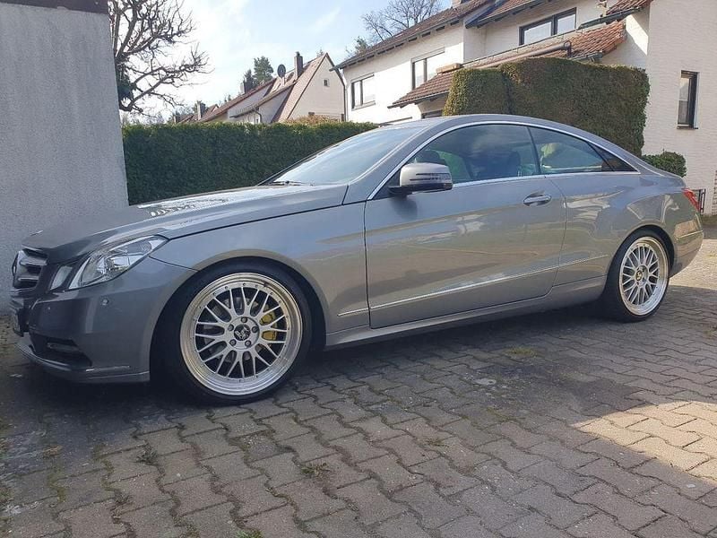 Silber Gebraucht 2011 Mercedes E200 Elegance Coupé | 10.600 € (Guter Preis) - Bild 1/4