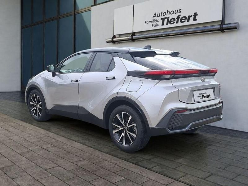 Gebraucht Toyota C-HR Team 140 PS (102 kW) 2023 Shimmering silver metallic / dach schwarz SUV