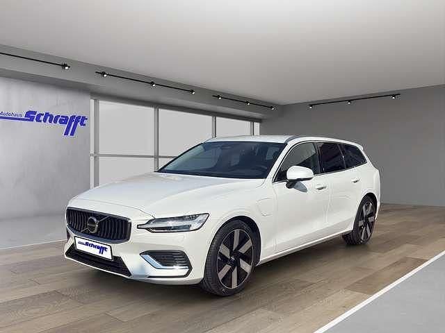 Gebraucht Volvo V60 Plus 398 PS (292 kW) 2025 Crystal white pearl / metallic Kombi