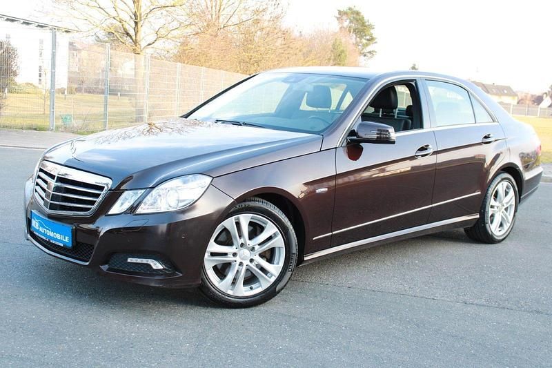 Gebraucht Mercedes E250 Avantgarde 204 PS (150 kW) 2010 Braun Limousine