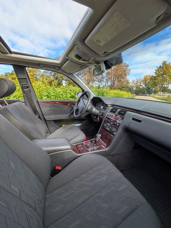 Silber Gebraucht 2001 Mercedes E200 Classic Limousine | 3.250 € (Fairer Preis) - Bild 1/4