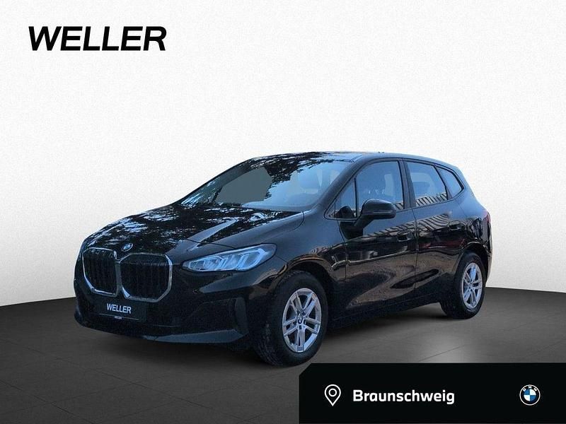 Schwarz (schwarz) Gebraucht 2022 BMW 218 Active Tourer Performance Van / Kleinbus | 22.640 € (Fairer Preis) - Bild 1/4