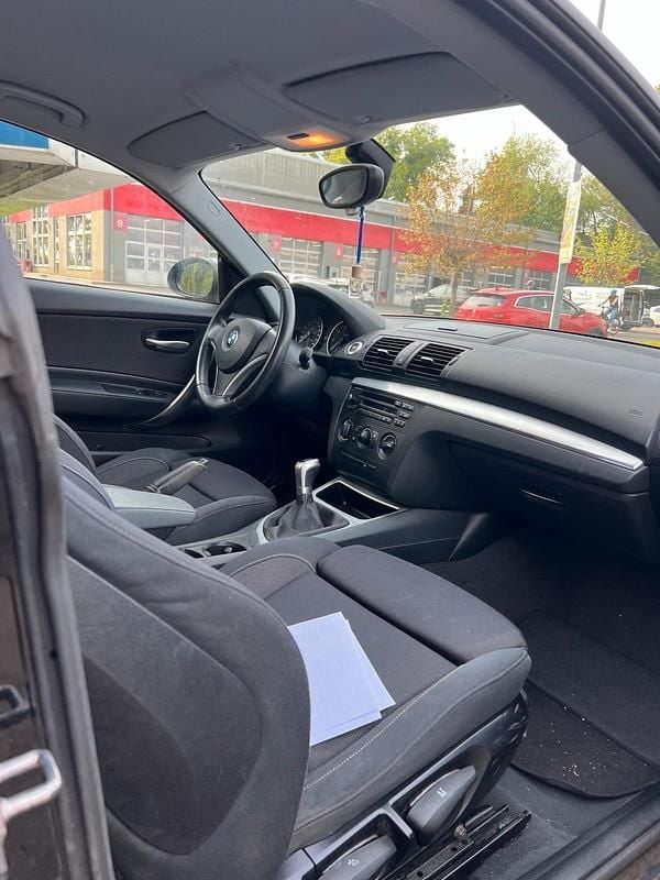 Second-hand BMW 116 122 CP (89 kW) 2010 Negru Hatchback