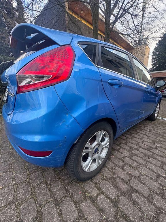 Gebraucht Ford Fiesta Titanium 90 PS (66 kW) 2010 Blau Kleinwagen