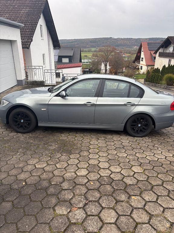 Gebraucht BMW 318 129 PS (94 kW) 2007 Grau Limousine