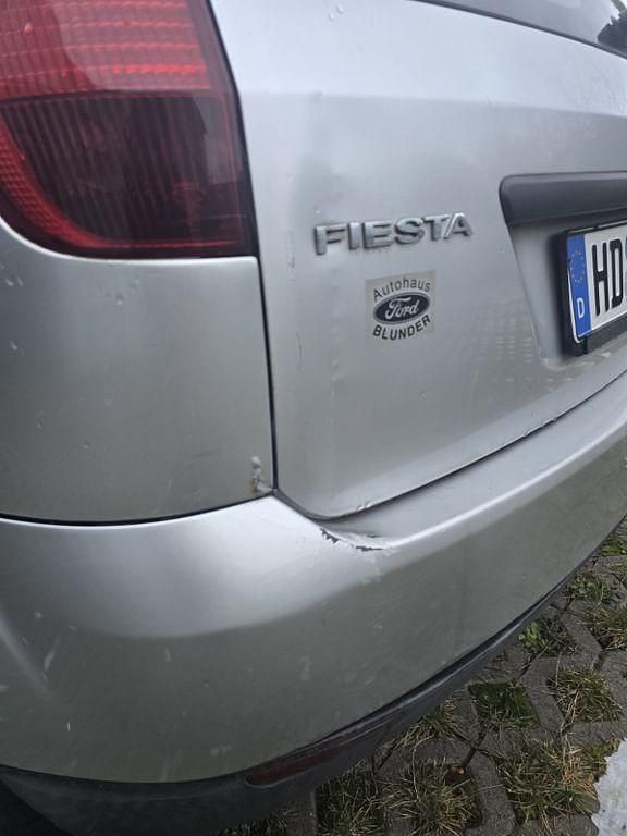 Grau Gebraucht 2004 Ford Fiesta Limousine | 1.200 € (Fairer Preis) - Bild 1/4