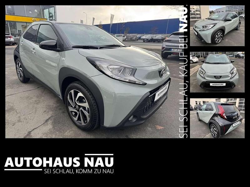 Neu Toyota Aygo X 72 PS (52 kW) 2025 Urban khaki / night sky black SUV