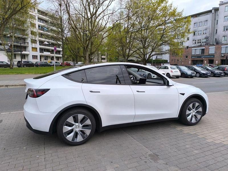 Weiß Gebraucht 2023 Tesla Model Y RWD SUV | 34.200 € (Fairer Preis) - Bild 1/4