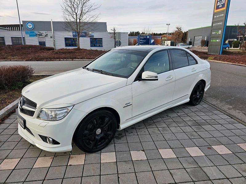 Weiß Gebraucht 2009 Mercedes C200 Avantgarde Limousine | 10.250 € (Teuer) - Bild 1/4