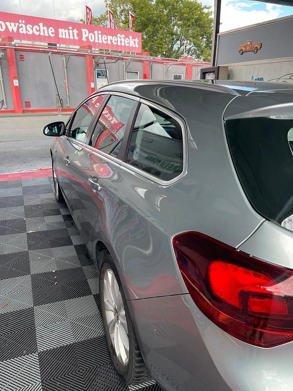 Gebraucht Opel Astra 110 PS (80 kW) 2012 Silber Kombi