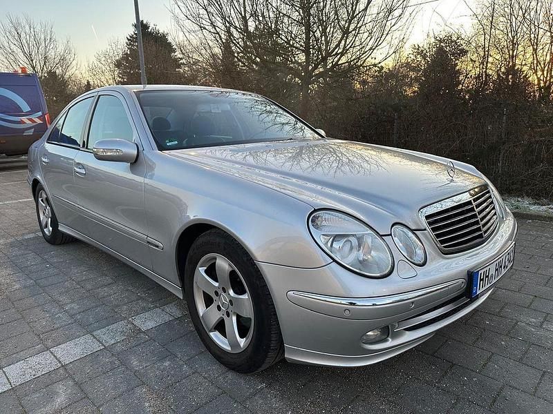 Silber Gebraucht 2005 Mercedes E220 Avantgarde Limousine | 6.499 € (Teuer) - Bild 1/4