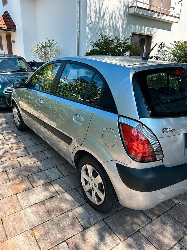Grau Gebraucht 2010 Kia Rio Kleinwagen | 4.190 € - Bild 1/4