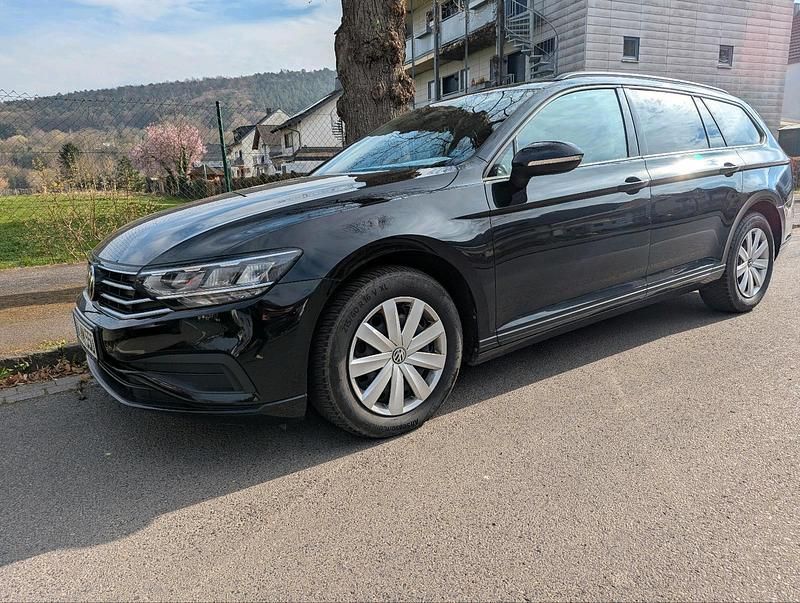 Gebraucht VW Passat 122 PS (89 kW) 2021 Schwarz Kombi