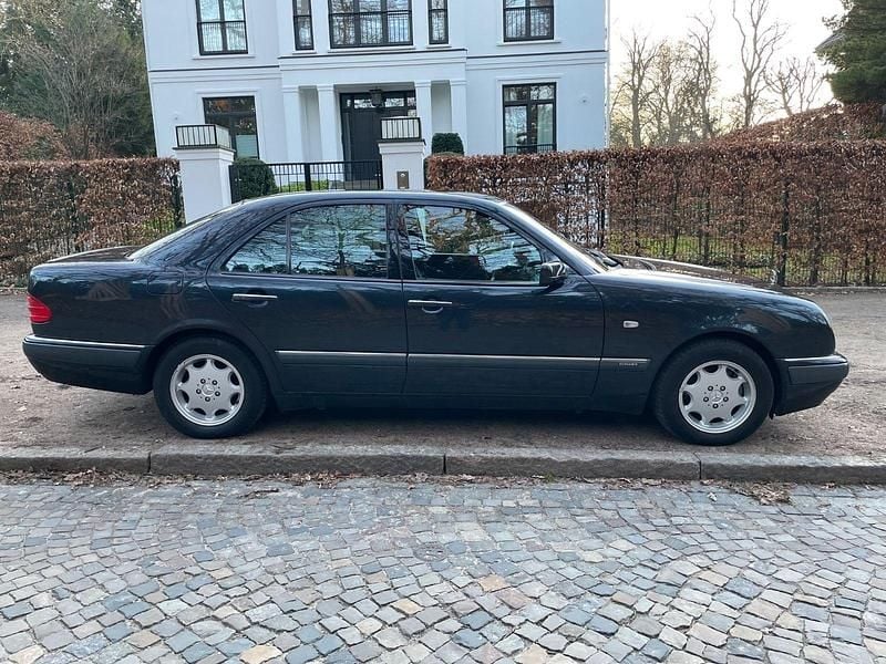 Gebraucht Mercedes E240 Elegance 170 PS (125 kW) 1999 Schwarz Limousine