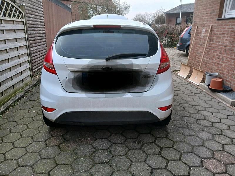 Gebraucht Ford Fiesta Trend 60 PS (44 kW) 2012 Weiß Kleinwagen