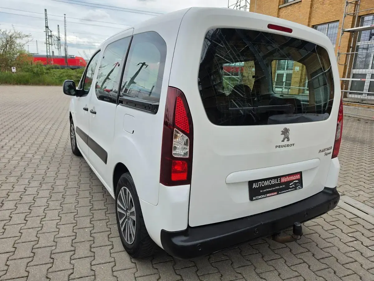 Gebraucht Peugeot TePee Active 98 PS (72 kW) 2013 Weiß Kombi