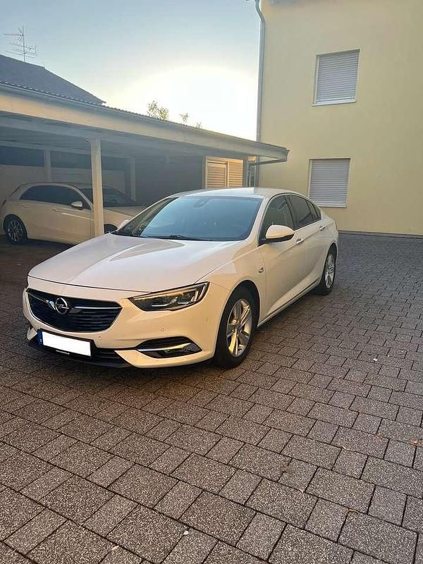 Weiß Gebraucht 2019 Opel Insignia Country Tourer Sport Limousine | 20.400 € (Fairer Preis) - Bild 1/4