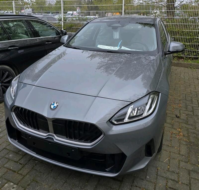 Grau Neu 2025 BMW 120 Shadowline Kleinwagen | 29.000 € - Bild 1/3