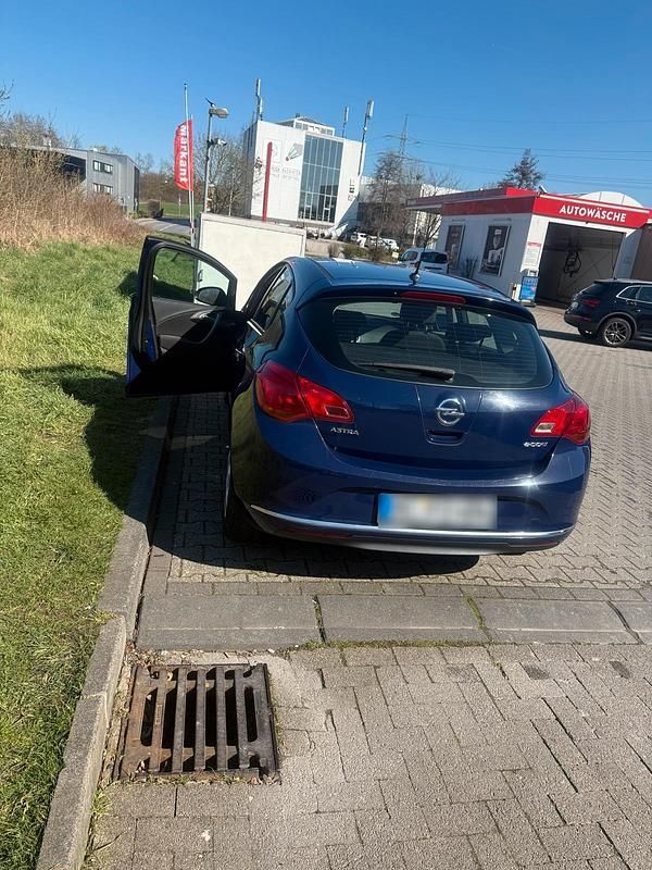 Usata Opel Astra 110 CV (80 kW) 2013 Blu Berlina