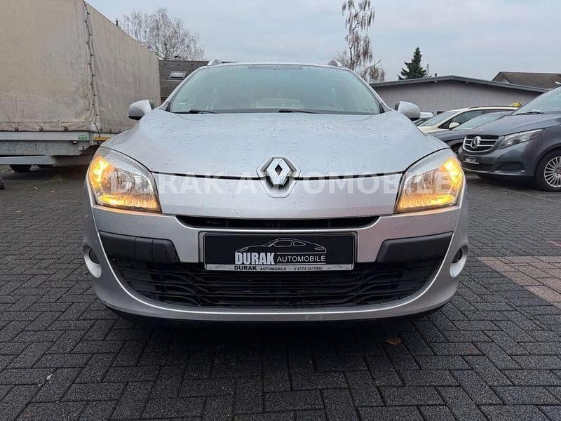 Grau Gebraucht 2012 Renault Mégane III Expression Limousine | 3.300 € - Bild 1/4